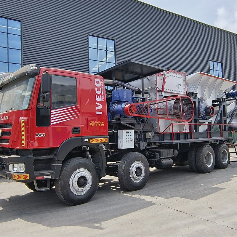 Vehicle-mounted mobile crushing station