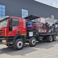 Vehicle-mounted mobile crushing station