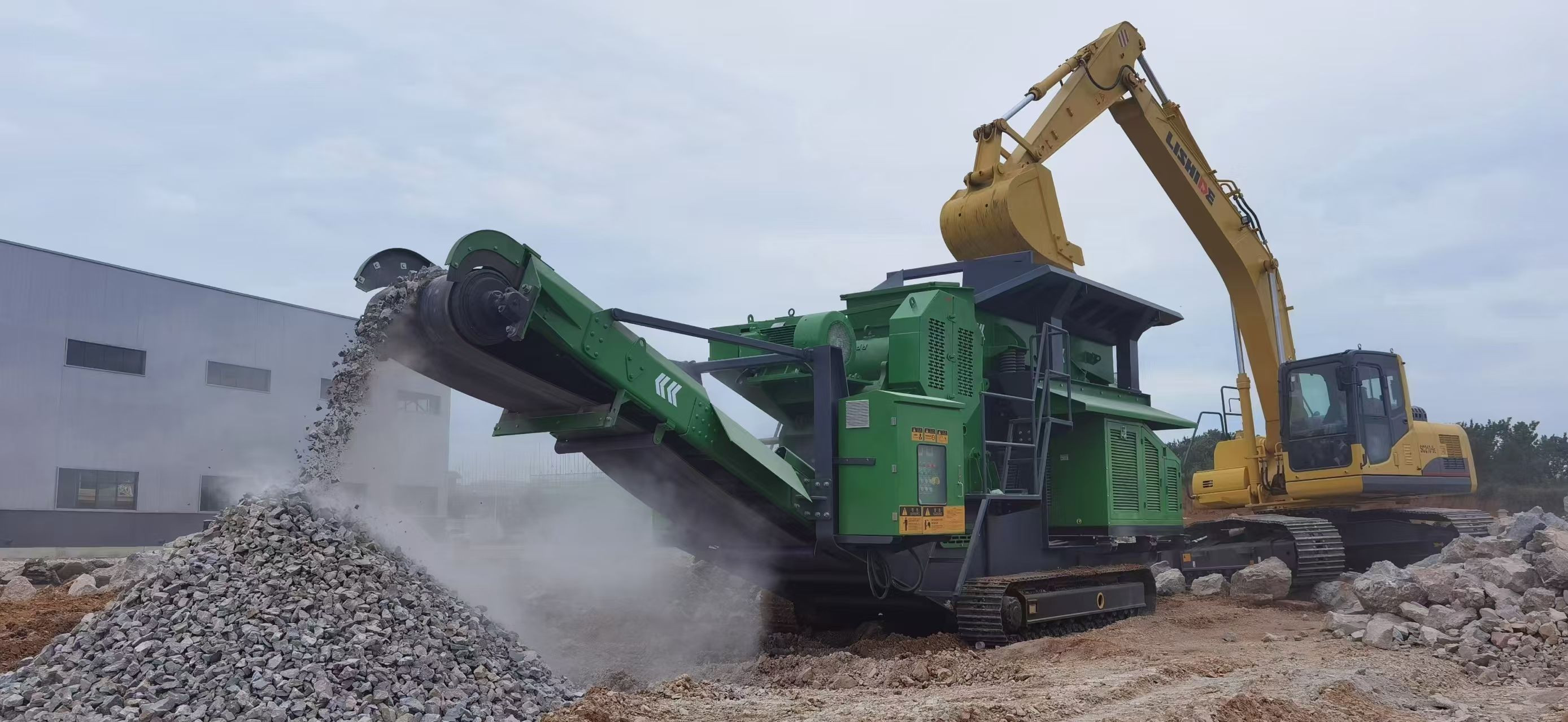 Track-mounted mobile crusher