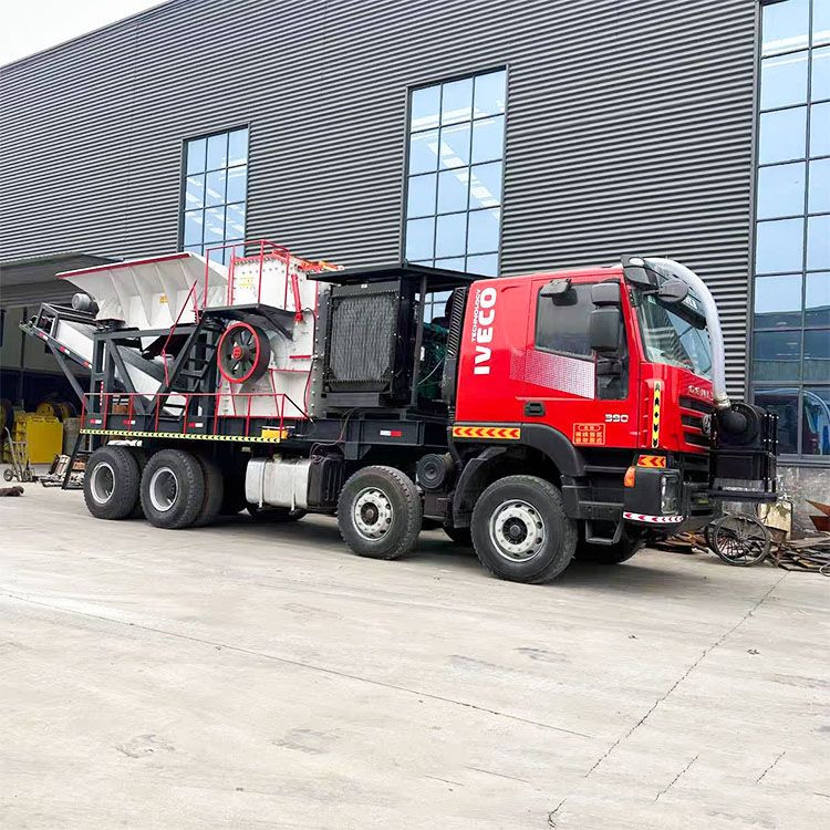 Vehicle-mounted mobile crushing station